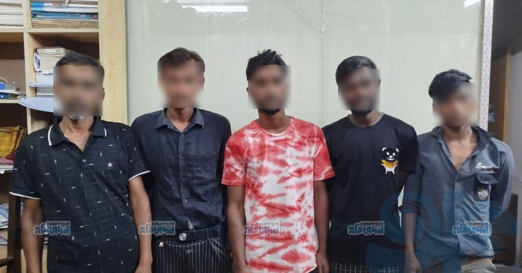 ঈদযাত্রায় নিরাপত্তা নিশ্চিতে গুলিস্তানে ডিবি পুলিশের অভিযান: পেশাদার ছিনতাইকারী চক্রের ৫ সদস্য গ্রেফতার